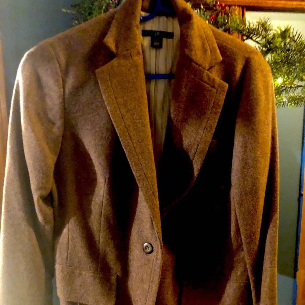 Gap women’s wool blazer. Beige color, size 10, no gages never worn.